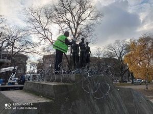 ахівці КП «Сервісний центр» продовжують обробляти пам'ятники захисним покриттям