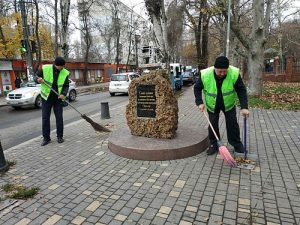 проведенні роботи з прибирання пам’ятного знаку на честь 60-річчя героїчної оборони Одеси та пам’ятника жертвам фашизму