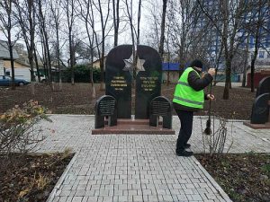 проведенні роботи з прибирання території бюветних комплексiв, розташованих по вул Просвіти, 1-Д (зелена зона біля Меморіалу героїчної оборони Одеси 411-ї берегової батареї) та по вул. Геранієвій