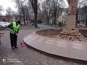 проведенні роботи з прибирання меморіалу захисникам правопорядку, пам’ятника А. Міцкевичу, пам’ятника І. Франку, пам’ятника Отаману Головатому, пам’ятника жертвам Чорнобиля, пам’ятника одеситам-чорнобильцям