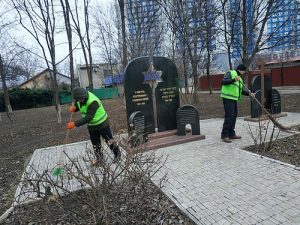 роботи з прибирання пам’ятника жертвам фашизму та пам’ятного знака на честь 60-річчя героїчної оборони Одеси