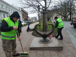 проведенні роботи з прибирання пам’ятника В. Холодній, пам’ятника А.Е. Нудельману та «Дерево кохання», скульптурної групи «Петя і Гаврик», пам’ятного знаку міст-побратимів та міст-партнерів м. Одеси, малої архітектурної форми «Якір-серце»