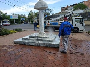 виконали роботи з прибирання та миття пам’ятника гетьману Б. Хмельницькому та пам’ятника жертвам холокосту у Прохоровському сквері