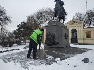 фахівці КП «Сервісний центр» виконують роботи з прибирання від снігу об’єктів, розташованих у Суворовському районі