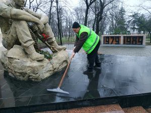 провели роботи з прибирання меморіалу пам’яті з озелененням, який розташований по вул. Новощіпний ряд, 25, меморіалу «Воїнам-землякам, загиблим у афганській війні 1979-1989 рр.», Обеліску місту-герою Одесі «Крила Перемоги»