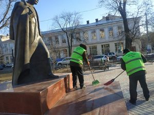 роботи з прибирання меморіалу захисникам правопорядку, пам’ятника А. Міцкевичу, пам’ятника І. Франку, пам’ятника жертвам Чорнобиля, пам’ятника одеситам-чорнобильцям, пам’ятника Отаману Головатому та пам’ятного знаку, який розташований на Олександрівському проспект