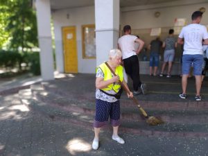 підтримують належний санітарний стан бюветів та проводять прибирання прилеглої території