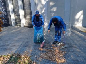 Сьогодні фахівці КП "Сервісний центр" провели роботи з прибирання та миття пам’ятників