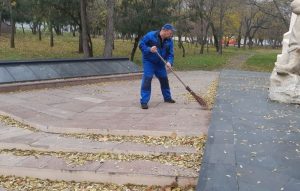 КП "Сервісний центр" провели роботи з прибирання пам’ятників