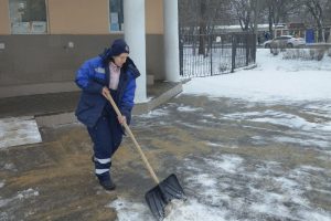 Сьогодні в нашому місті сніжить, стало слизько. Працівниками КП «Сервісний центр» були проведені роботи з розчищення снігу на прилеглій, до бюветних комплексів, території